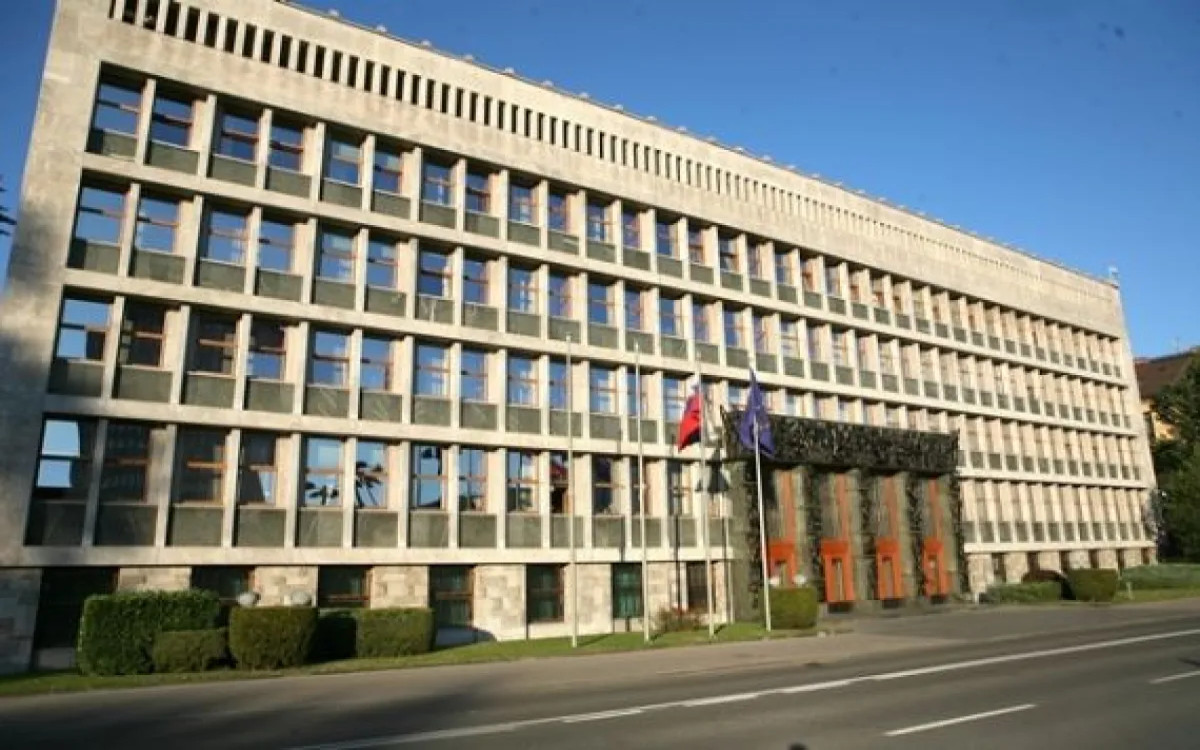 Vlada RS predstavila predlog ukrepov za pomoč podjetjem in s.p.-jem
