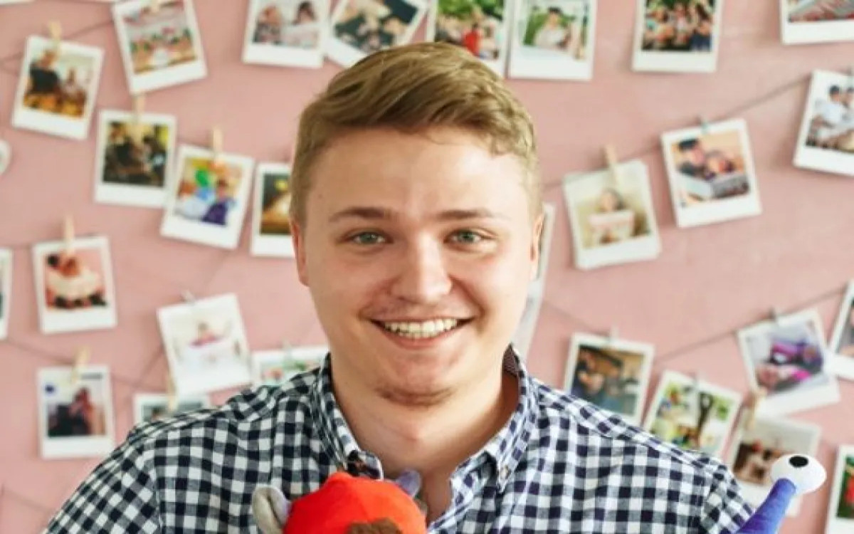 Delu predani ilustrator, ki otroke zabava s smešnimi in ljubkimi liki