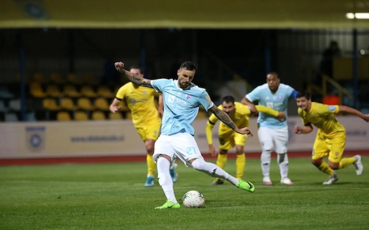 Zakaj se je NK Maribor začasno odpovedal vijolični barvi dresov?