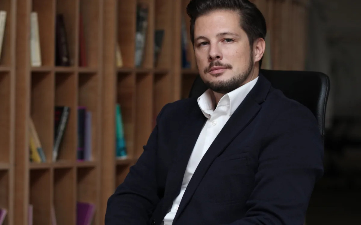 V nestanovitnih časih najuspešnejši gradijo mostove