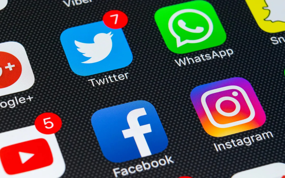 Socialbakers: V letu 2020 zelo valovit trend oglaševanja na družbenih omrežjih