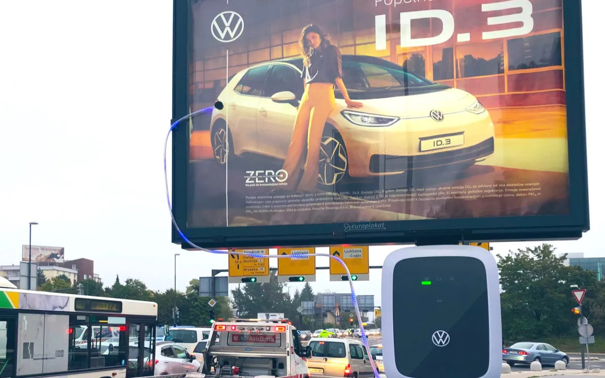 Opazili smo: Volkswagnov plakat s polnilnico