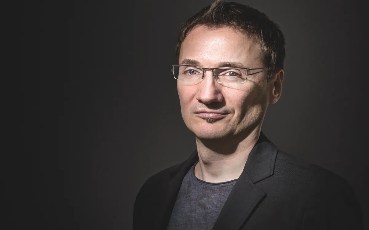 Studio, kjer snujejo ideje s pomenom in idejam dajejo pomen