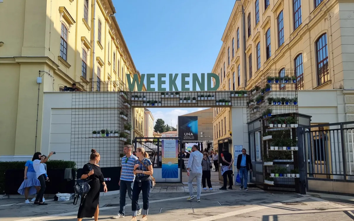 Ko igralci skušajo biti na Instagramu normalni, navadni smrtniki pa igrajo