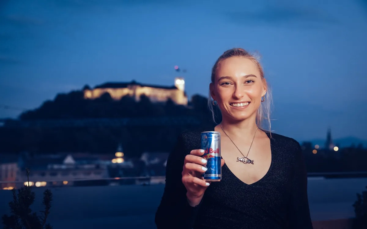 Janja Garnbret s svojo izdajo pločevinke Red Bulla - Marketing Magazin