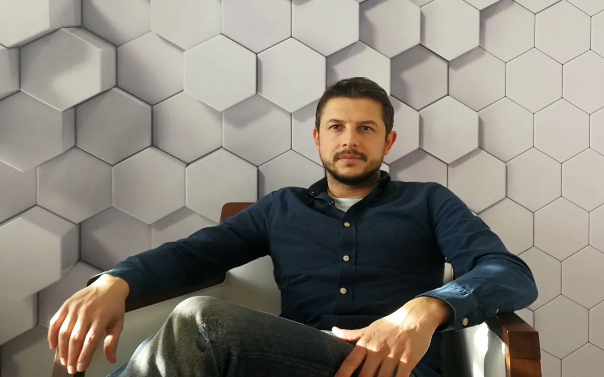 Dolga pot, ki jo je v Sloveniji prehodilo oglaševanje na avtobusih