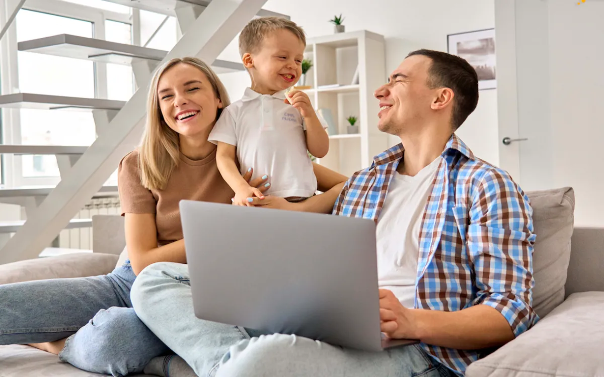 V letu 2021 smo na spletu najraje kupovali mobilne telefone in pnevmatike