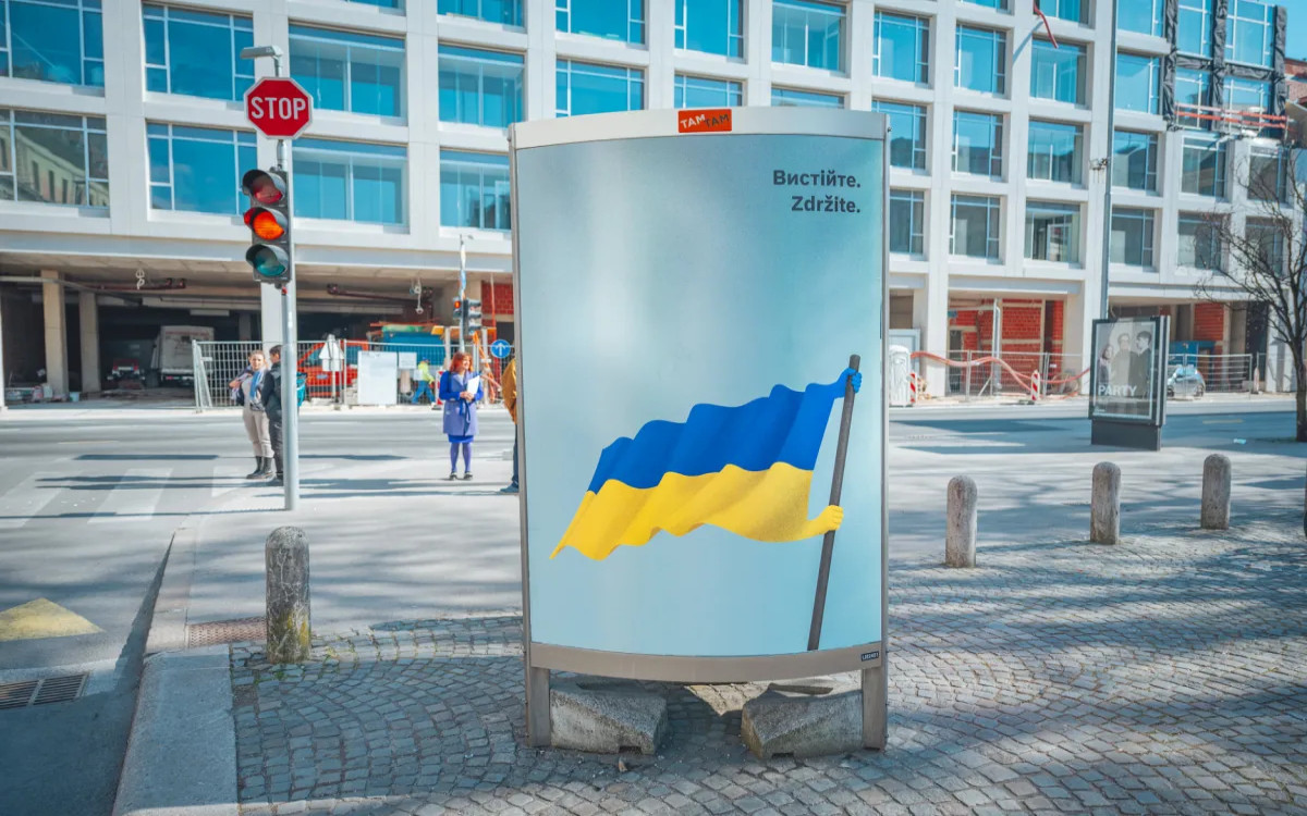 Pristop v znak podpore Ukrajini ustvaril plakat »Zdržite. Bистiйтe.«