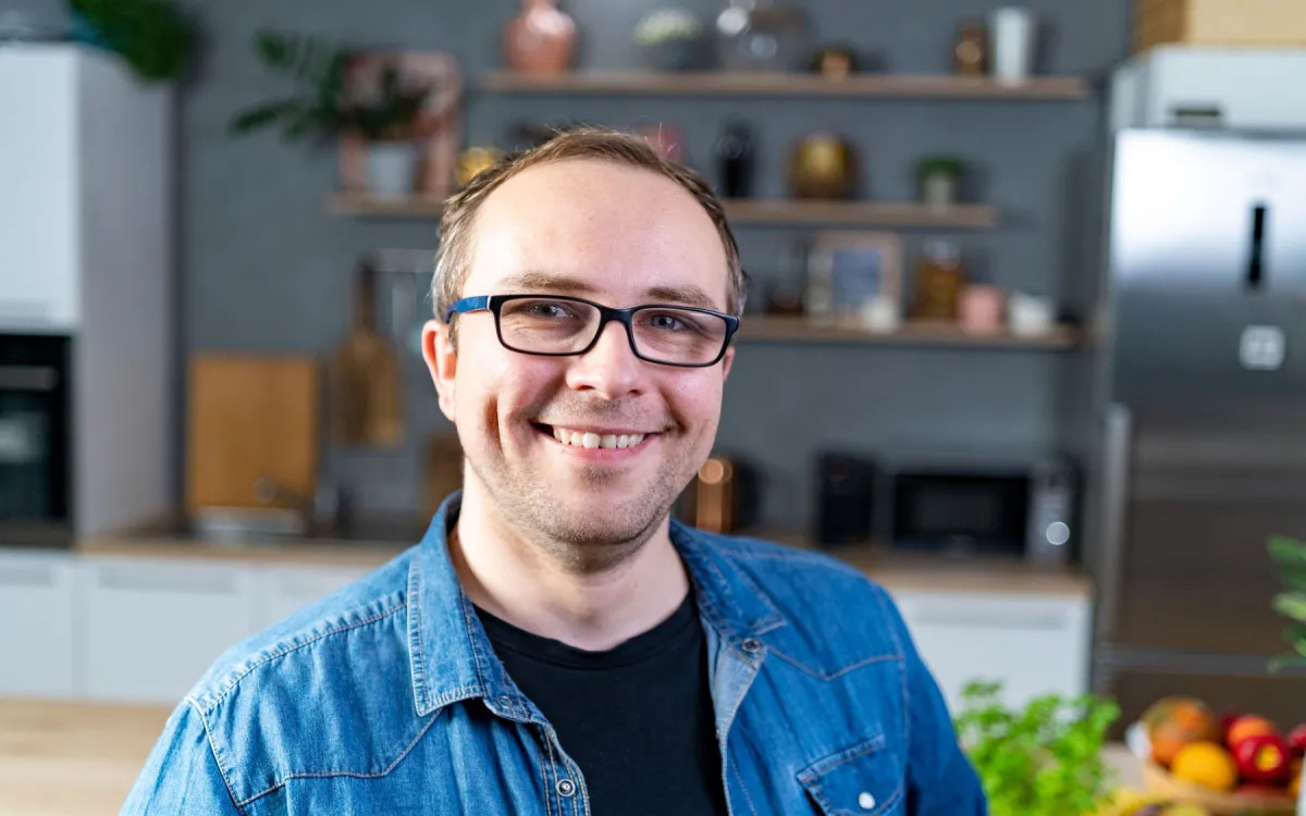 Ozadje videa z nagci ali zakaj Facebooka (še) ni za odpisati