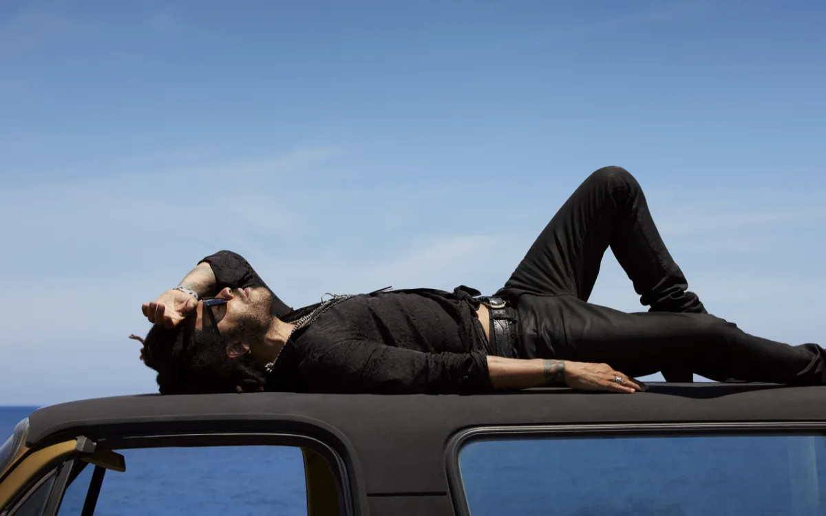 Lenny Kravitz v kampanji za Yves Saint Laurent razkrije svoje zatočišče