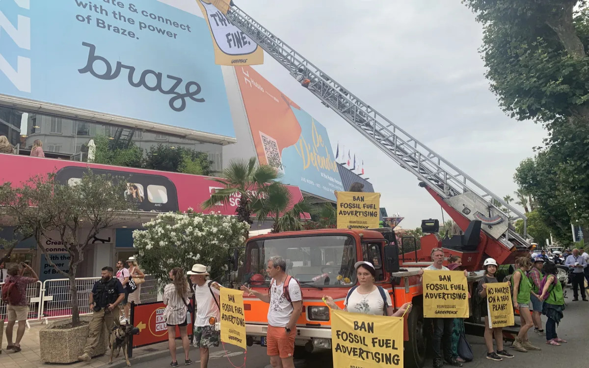 Popolna gverilska akcija s popolnim zaprtjem ceste v Cannesu