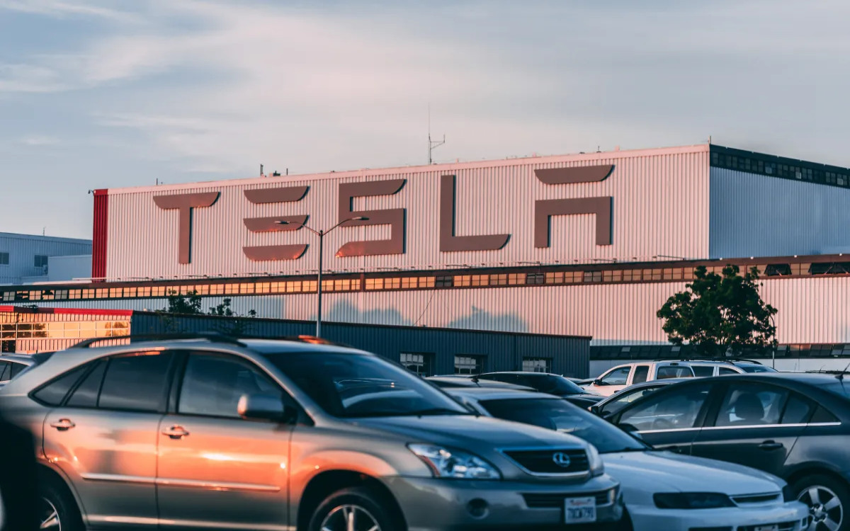 Tesla izgubila 440 milijonov dolarjev, MicroStrategy milijardo