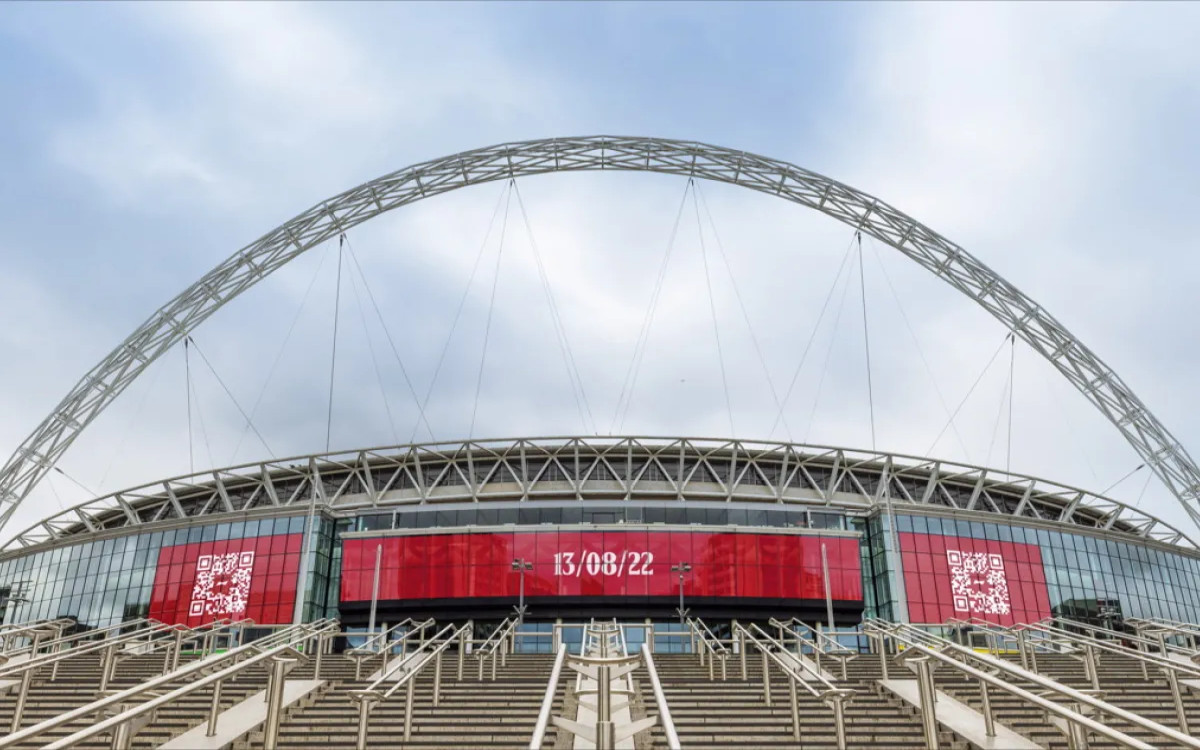 FIFA 2022: AB InBev zbuja pozornost z velikanskimi darilnimi škatlami