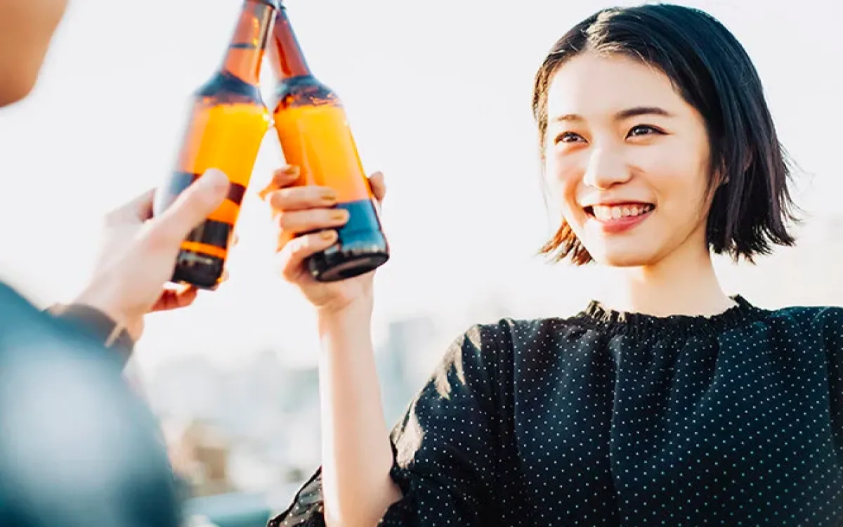 Z oglaševanjem spodbujajo uživanje alkohola med mladimi