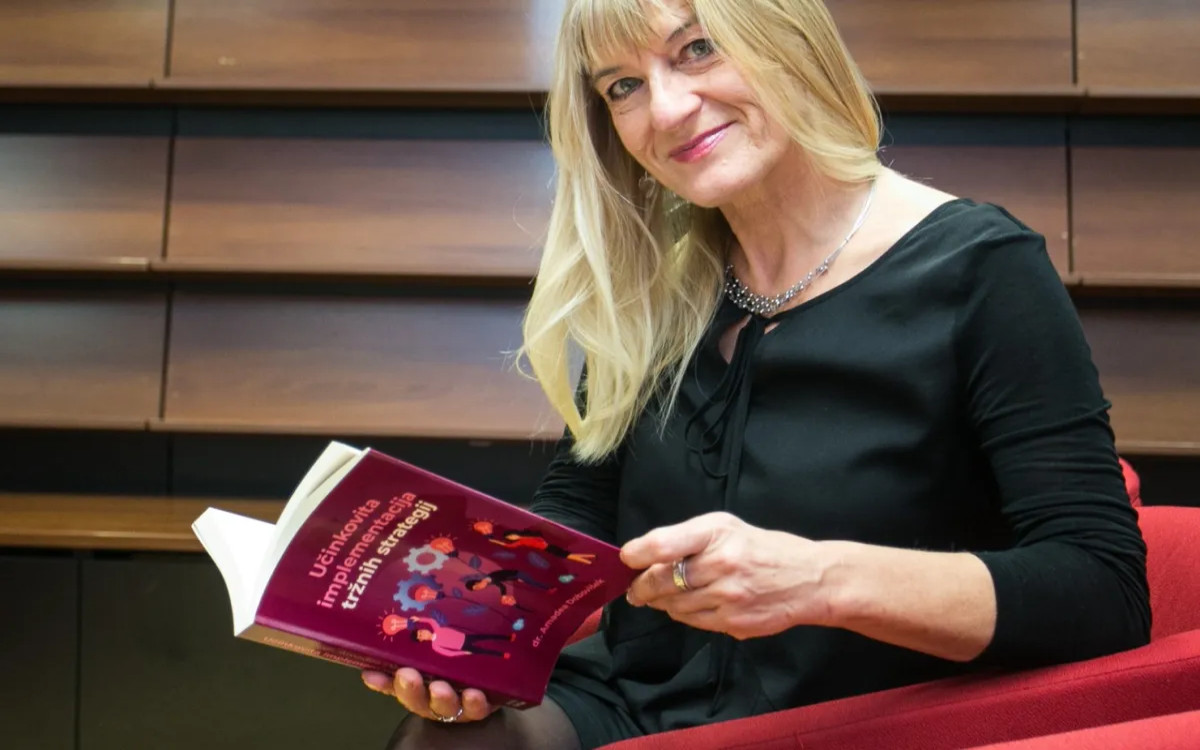 »Če imaš dobro knjigo, je pametno, da jo pošlješ v svet«