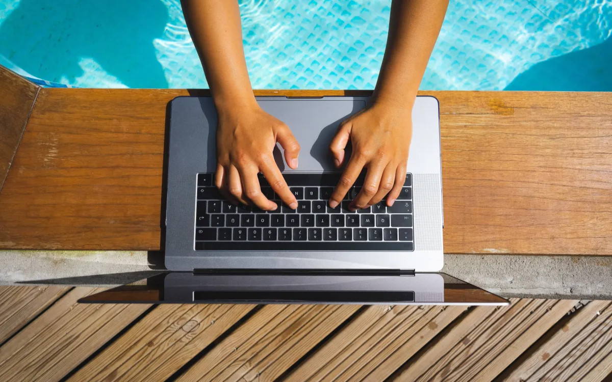 Digitalno nomadstvo: se na eksotičnih lokacijah resnično cedita zgolj med in mleko?