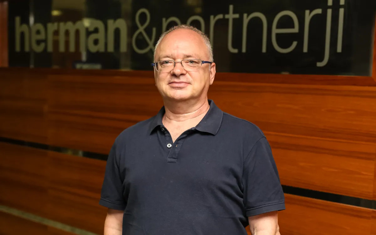 »Sem dvoživka, hibridno bitje, in uživam v tem«