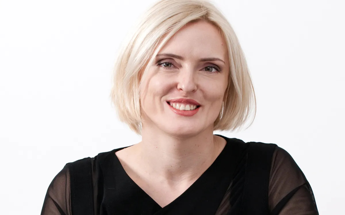 Klasika vs. digital: avatarji nas za zdaj še niso nadomestili