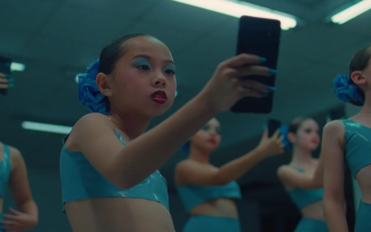 Boj proti lepotnim idealom s prenovo pesmi Christine Aguilera »Beautiful«