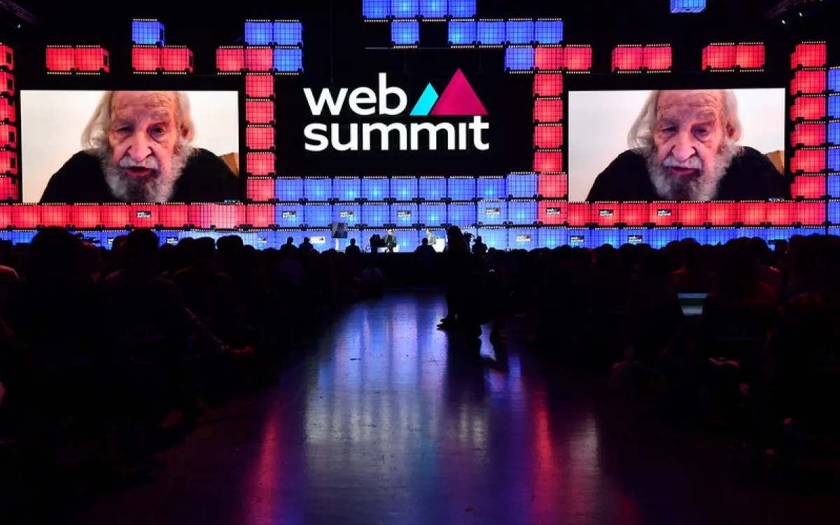 Noam Chomsky: Razlogi, zakaj reči umetni inteligenci ne