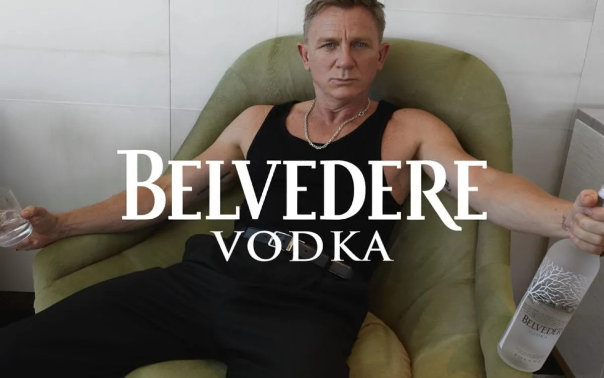 James Bond z igrivimi plesnimi koraki skozi Pariz do vodke