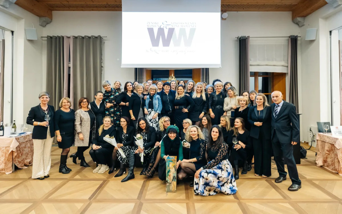 Opazili smo: Članice društva Ženske in vino z morja na Kras 