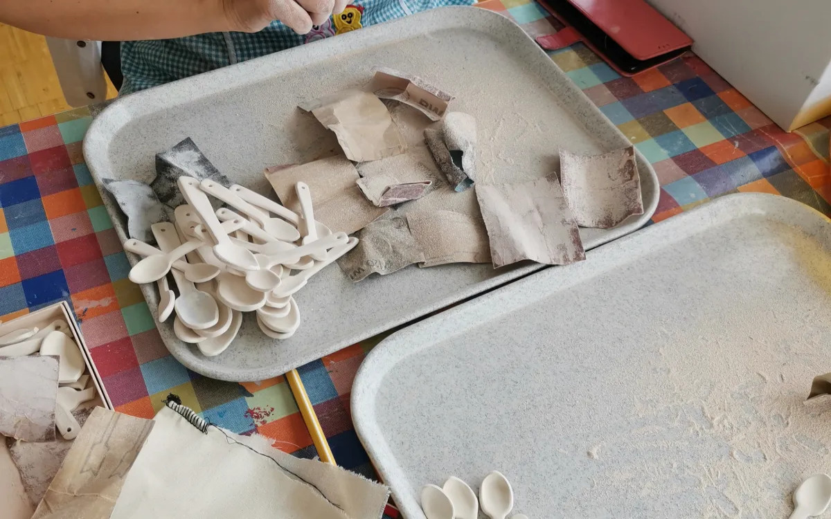 Glinene žlice kot darilo in znak družbene odgovornosti