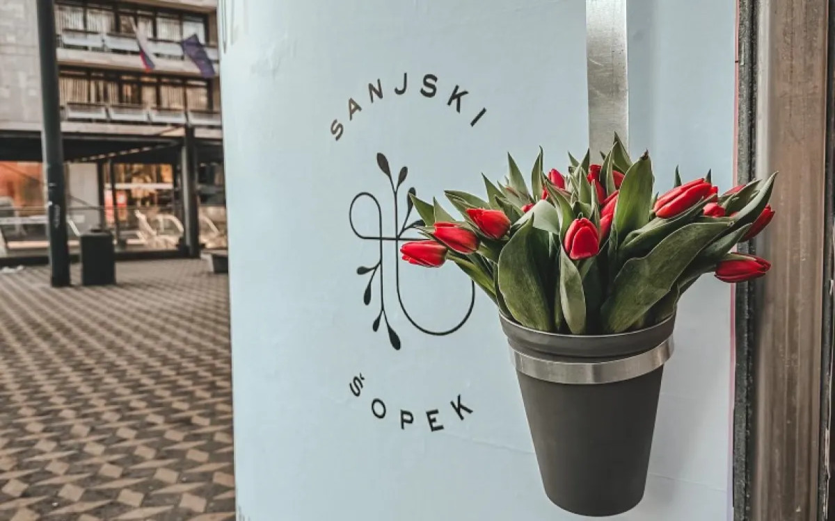 Opazili smo: Plakat s cvetlicami sredi Ljubljane