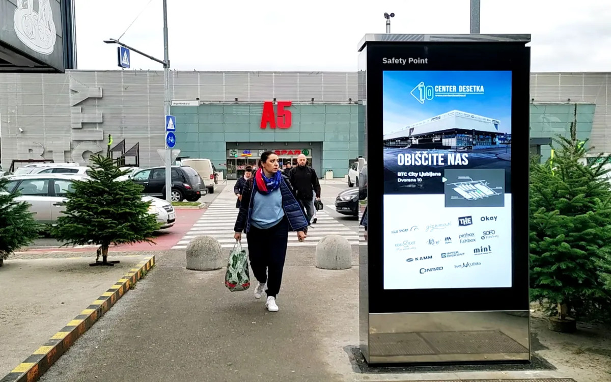 Inovativna mreža zunanjih digitalnih zaslonov, ki rešuje življenja