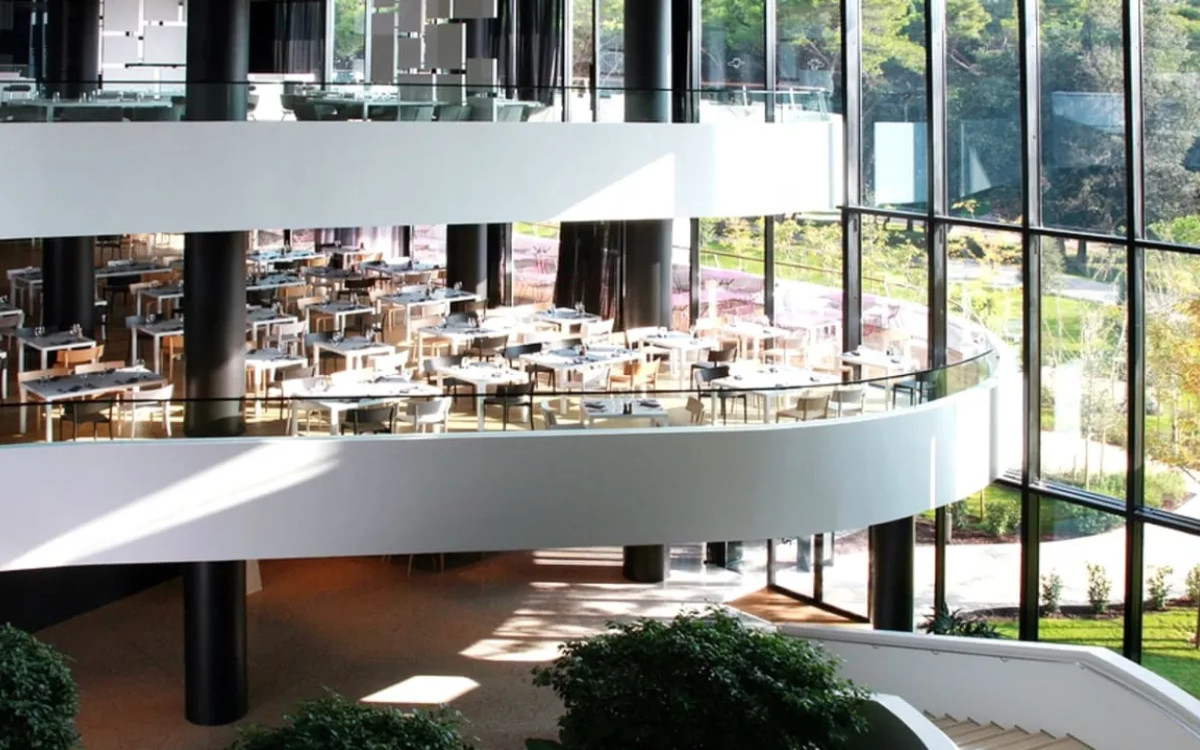 Dnevi komunikacij trkajo na vrata