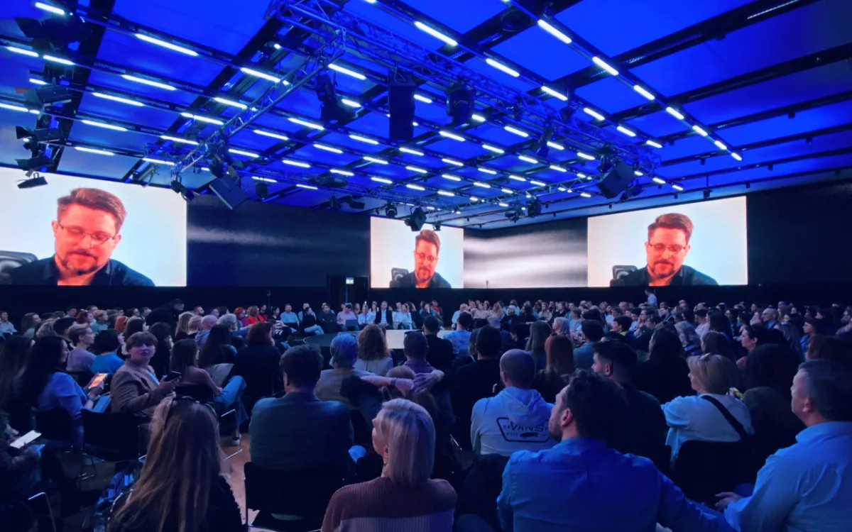 Dnevi komunikacij: Odprtje festivala zaznamoval Edward Snowden