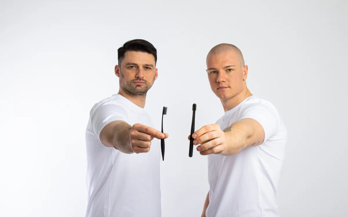 Zobna ščetka se razkraja 400 let; Slovenca poiskala rešitev