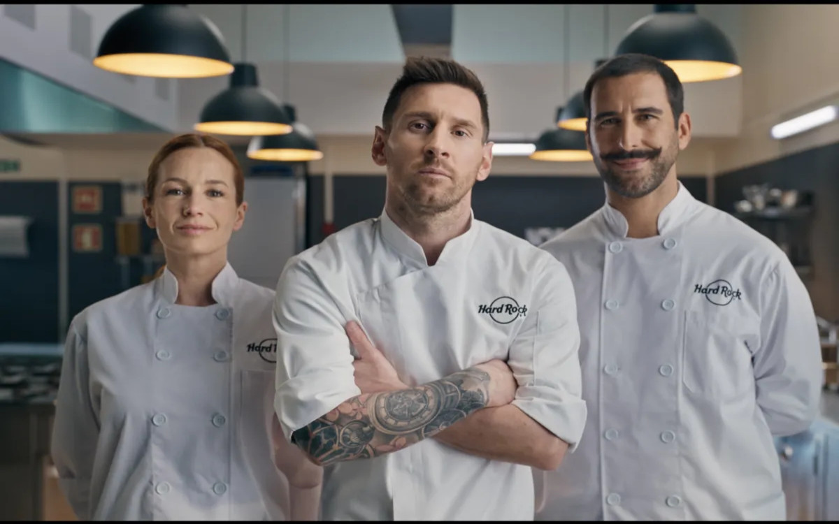 Lionel Messi kot glavni kuhar v Hard Rock Cafeju