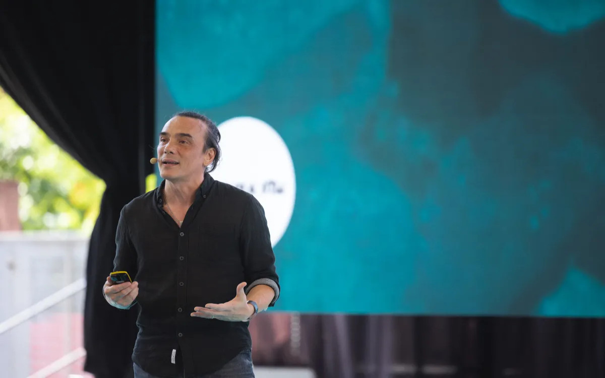 Tudi v virtualnem svetu se ljudje družijo, učijo in zaljubljajo