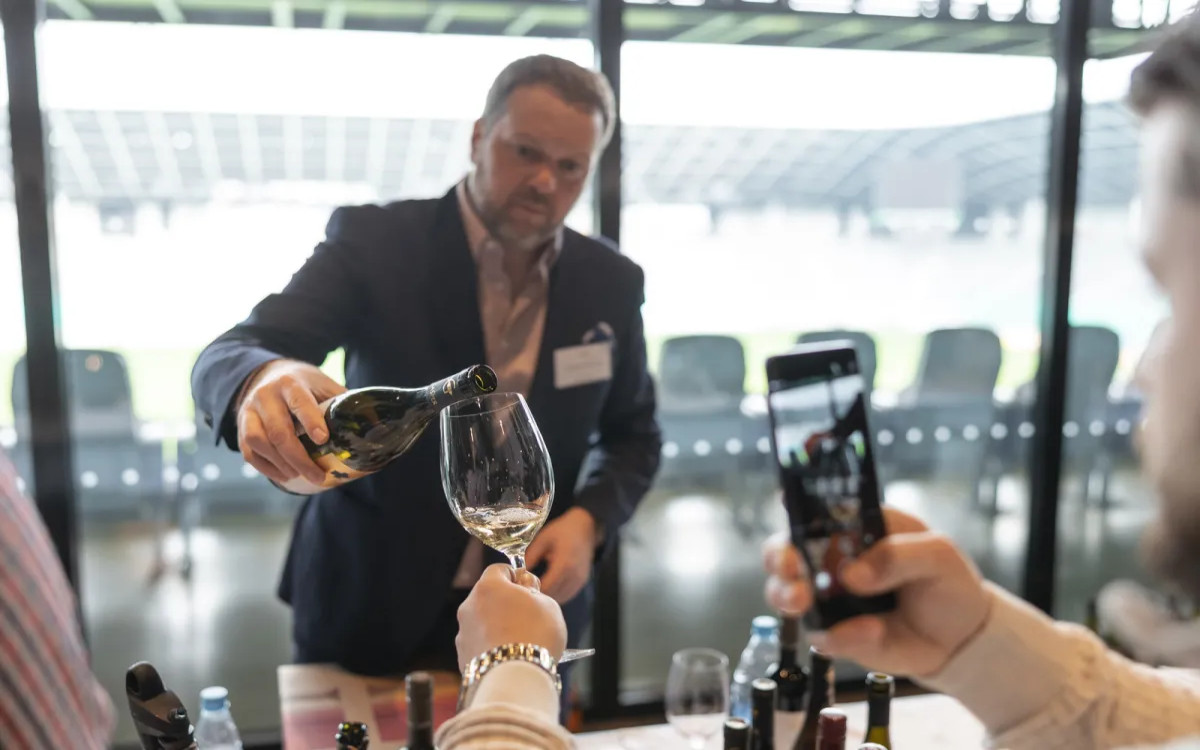 Gradnja vinskih blagovnih znamk: Potovanje okrog sveta v kozarcu vina 