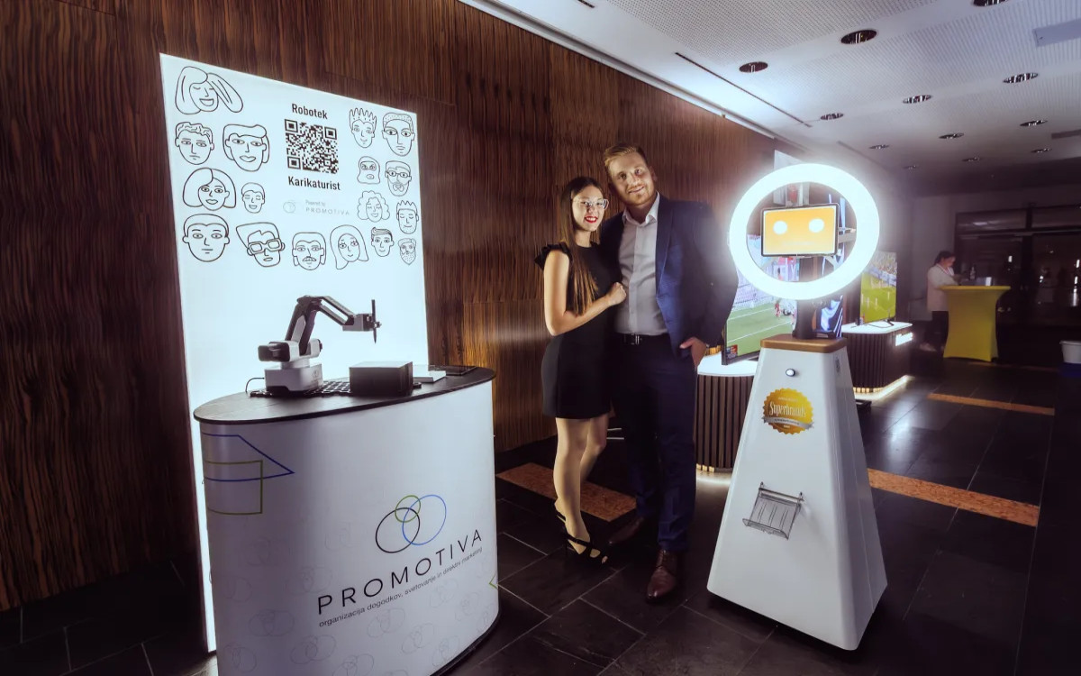 Promotiva v ponudbo dogodkov dodala dva robota z umetno inteligenco