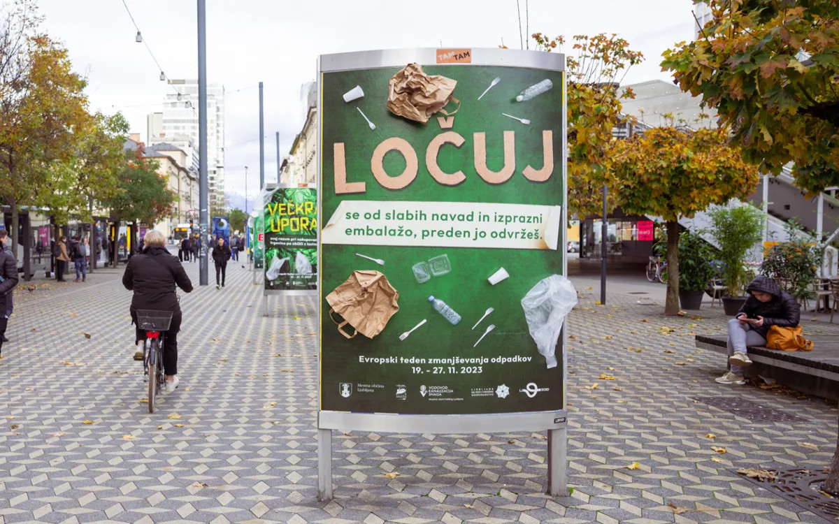 S staro embalažo nad nove odpadke