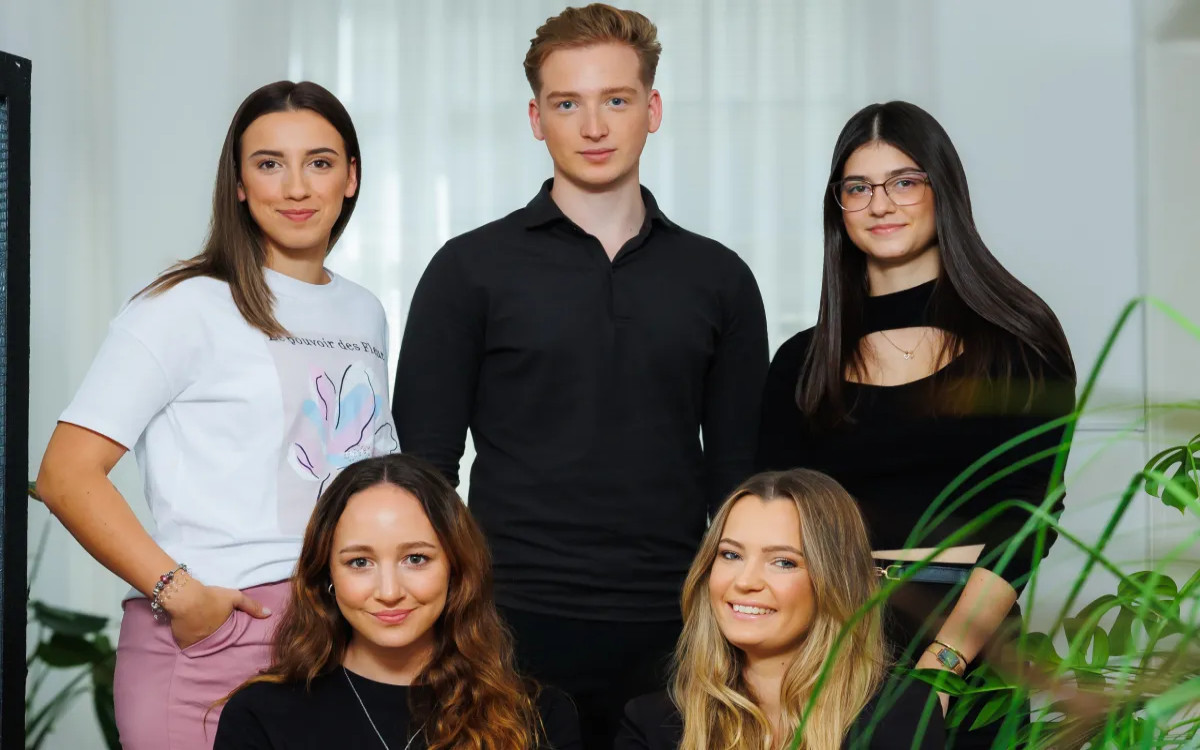 Ekipa W3B s petimi novimi sodelavci