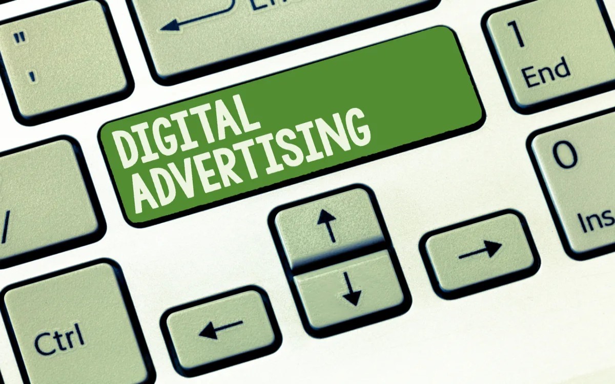 Uporabniki digitalnih medijev lani videli skoraj 40 odstotkov več oglasov kot leta 2022