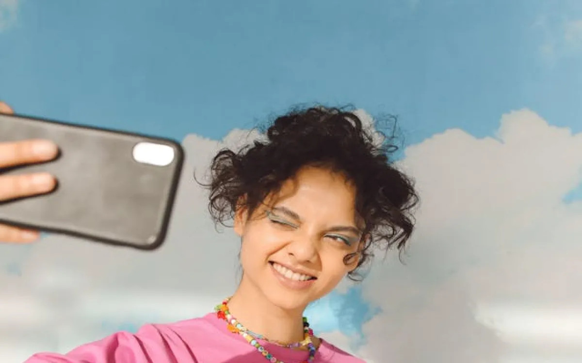 Dekleta bolj aktivno sodelujejo v družbenih medijih kot fantje