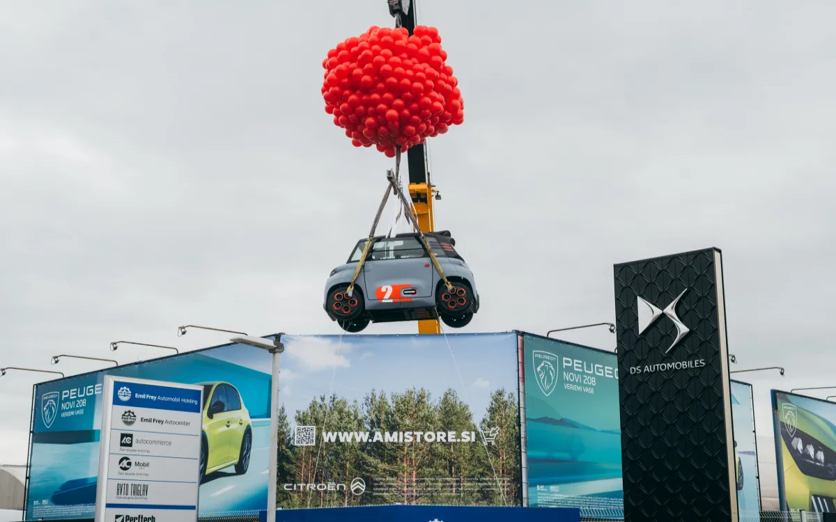 Opazili smo: Nad Baragovo v Ljubljani se dviga Citroën AMI