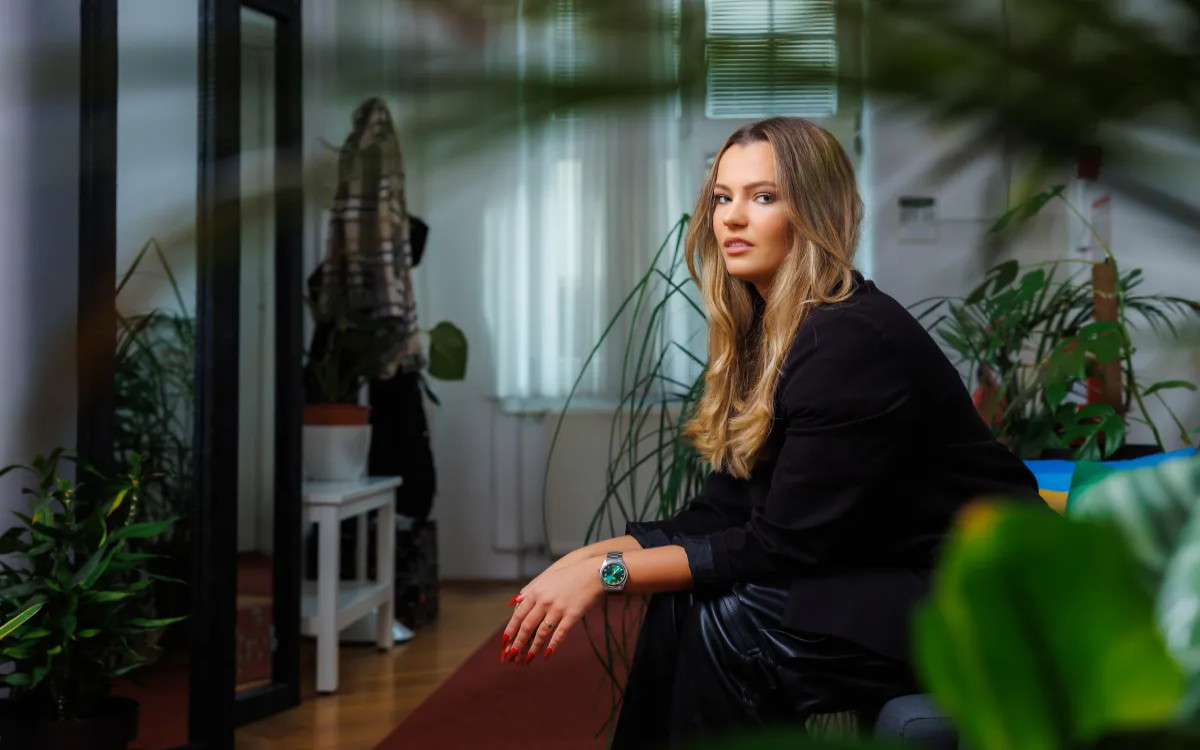 Eva Peserl med MM-ovce vnaša sproščeno in zabavno »genZ-jevsko« komunikacijo