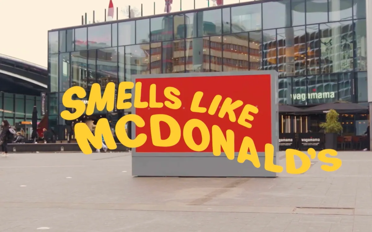 Ta vonj ni McDonald'sov. Je le njegov novi oglasni pano.