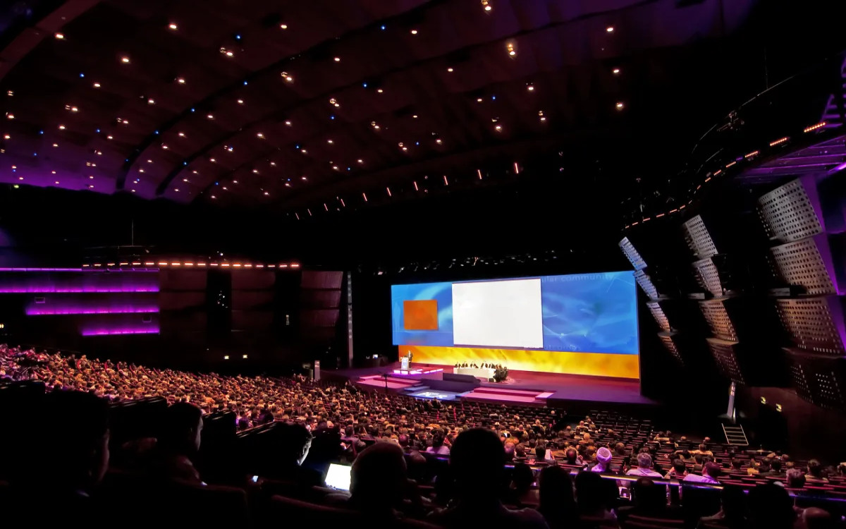 MM-OVA MINI ANKETA: UDELEŽBA NA KONFERENCAH