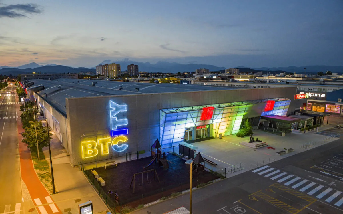 BTC s polno paro v osmo desetletje 