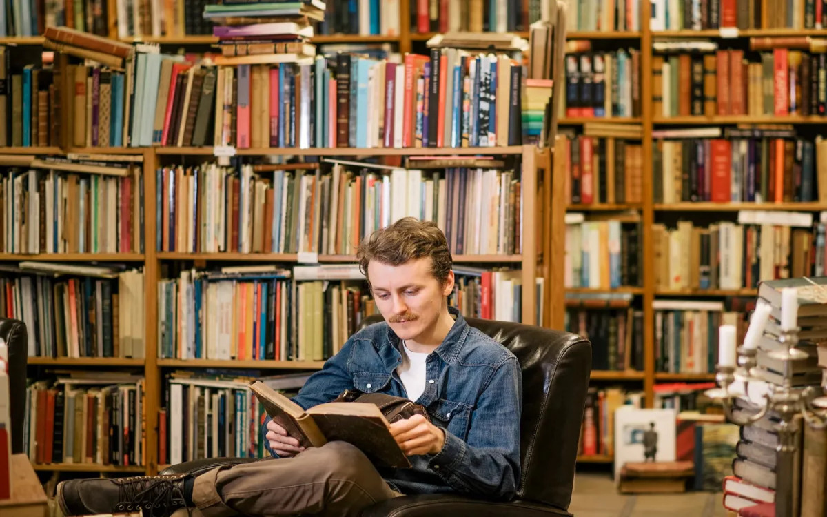 MM-OVA MINI ANKETA: Kaj in koliko berete?