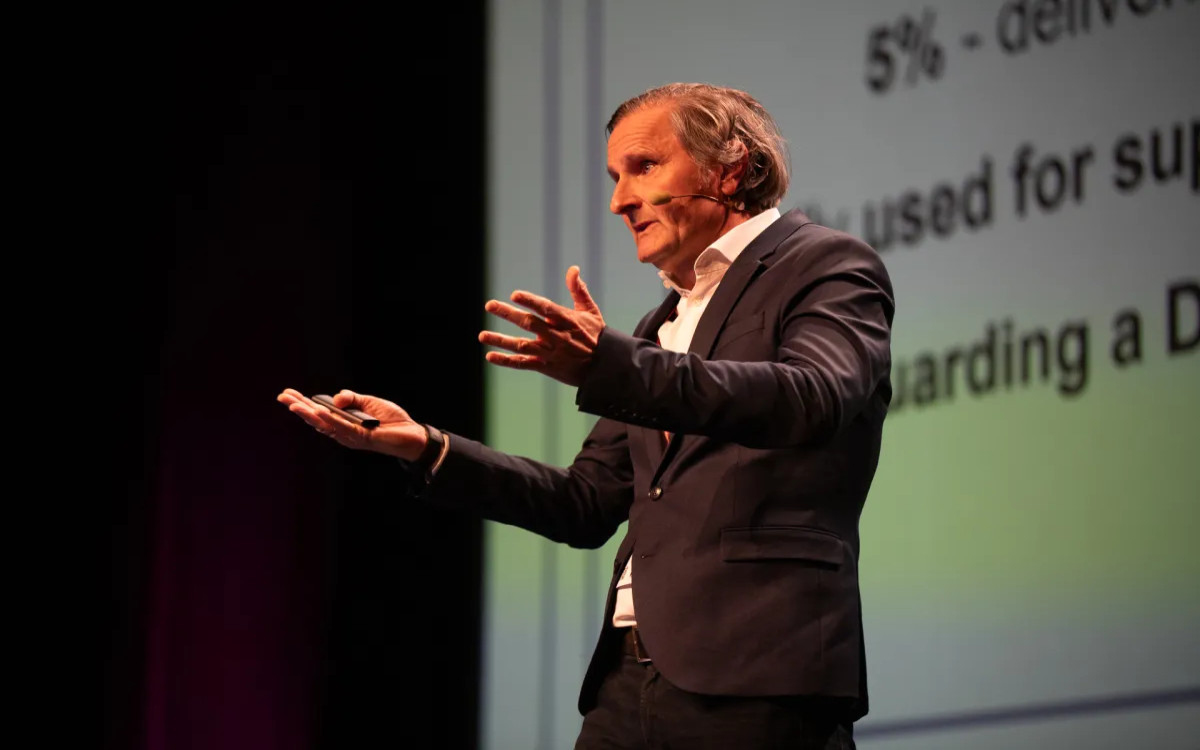 DIGGIT: Kako naj mediji preživijo v dobi robotov? 