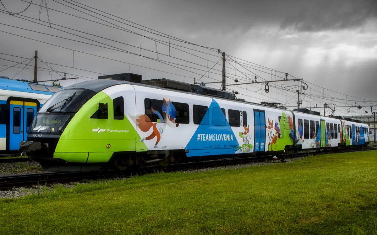 Opazili smo: Vlak z Lisjakom Foksijem širi navijaški duh po Sloveniji