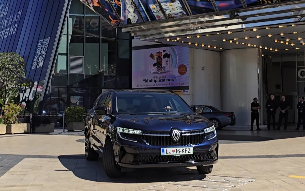 PREFINJENA VOŽNJA V CANNES Z VRHUNSKIM RENAULT ESPACE