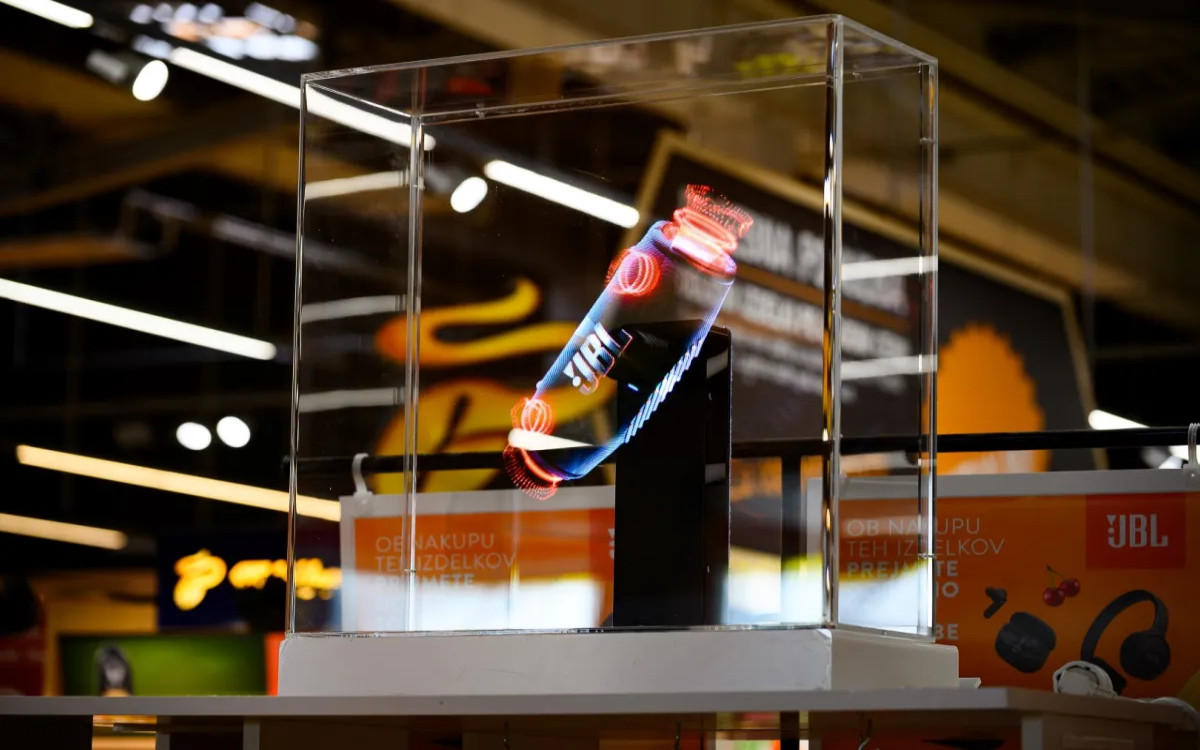 V Sparu preizkusili nov način oglaševanja s hologramom